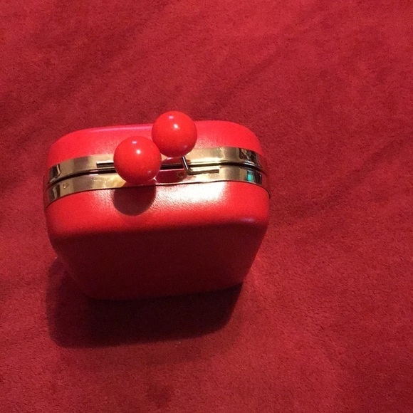 Elizabeth Arden Clutch with chain! 4 1/2 across and 5 1/2 top to bottom - Picture 6 of 7